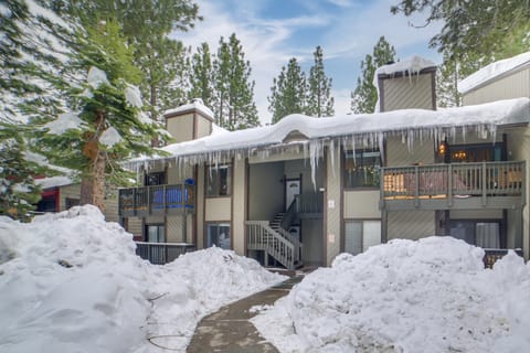 1 Mi to Village & Eagle Lodge: Condo w/ Fireplace Apartment in Mammoth Lakes