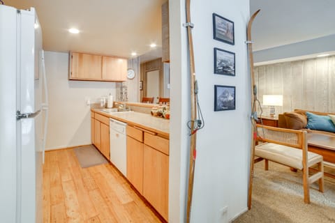 1 Mi to Village & Eagle Lodge: Condo w/ Fireplace Apartment in Mammoth Lakes