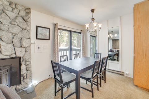 1 Mi to Village & Eagle Lodge: Condo w/ Fireplace Apartment in Mammoth Lakes