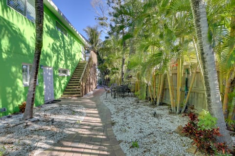 Waterside Retreat! Boutique Condo in Madeira Beach Apartment in Madeira Beach