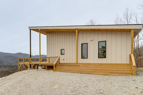 Mtn-View 'Hidden Falls' Cabin w/ Hot Tub & Deck House in Tennessee