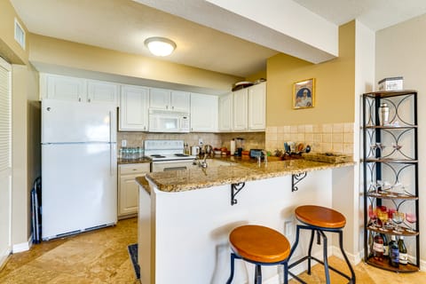 3 Mi to Dtwn Fort Myers: Condo w/ Pool Access Apartment in Fort Myers