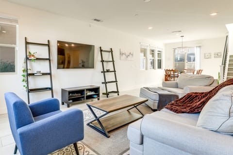 7 Mi to Dtwn Sacramento: Peaceful Gem w/ Patio! House in Sacramento