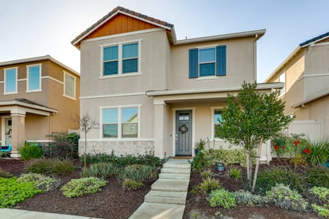 7 Mi to Dtwn Sacramento: Peaceful Gem w/ Patio! House in Sacramento
