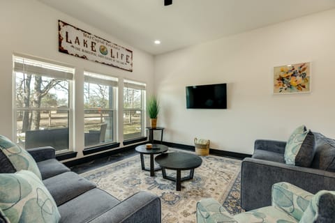 'The Lazy Joey' Stylish 3BR Near Round Top & A&M! House in Texas