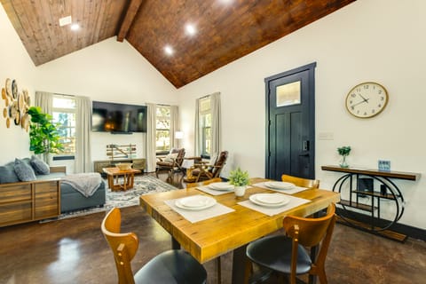 Modern 2BR Near Lake Somerville & Round Top House in Texas