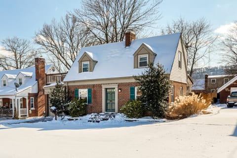 Cincy Area Bungalow w/ Deck & Yard, Pets Welcome! House in Covington