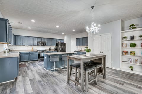 Atlanta Luxe: Elegant Group Retreat & Social Hub House in Georgia