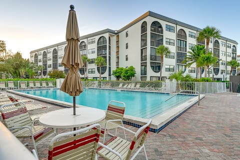 Pool, Docks! Angler Oasis 2 Mi to Tigertail Beach Apartment in Marco Island