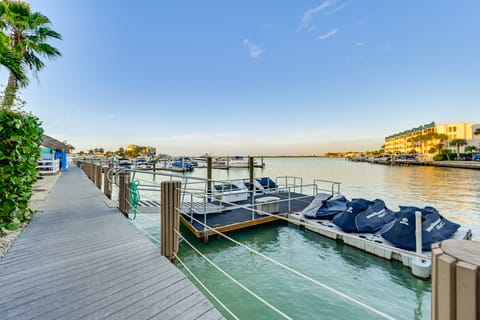 Pool, Docks! Angler Oasis 2 Mi to Tigertail Beach Apartment in Marco Island