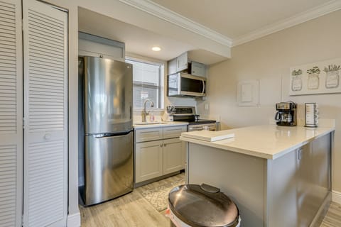 Pool, Docks! Angler Oasis 2 Mi to Tigertail Beach Apartment in Marco Island