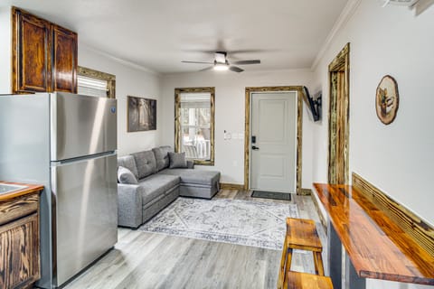 4 Mi to Gulf Coast Winter Classics: Quiet Retreat Cottage in Harrison County