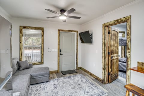 4 Mi to Gulf Coast Winter Classics: Quiet Retreat Cottage in Harrison County