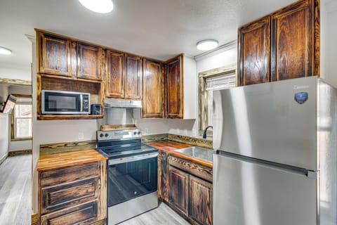 4 Mi to Gulf Coast Winter Classics: Quiet Retreat Cottage in Harrison County