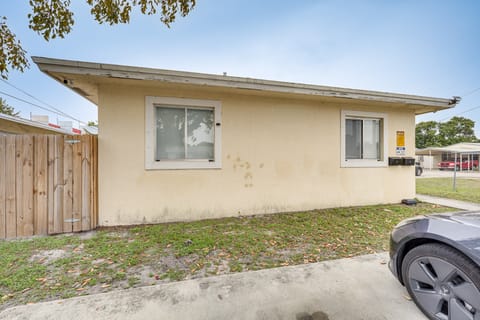 Walk to The Big Easy Casino: Cozy Apt Near Beaches Apartment in Hallandale Beach