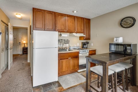 Resort Perks! Waterfront Lake of the Ozarks Gem Apartment in Osage Beach