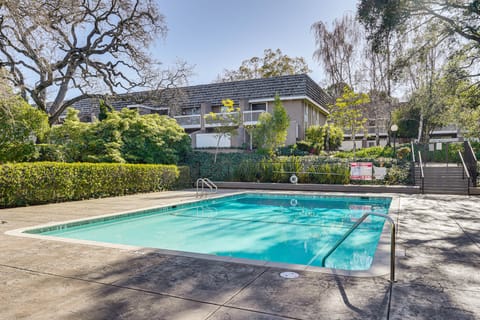 Pool Access! Base to Visit Stanford, See World Cup Apartment in Menlo Park