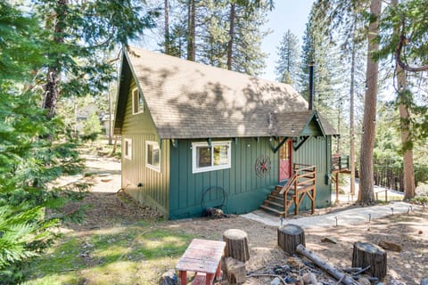 ‘The Green Hideaway’ Arnold Cabin in the Pines! House in Arnold