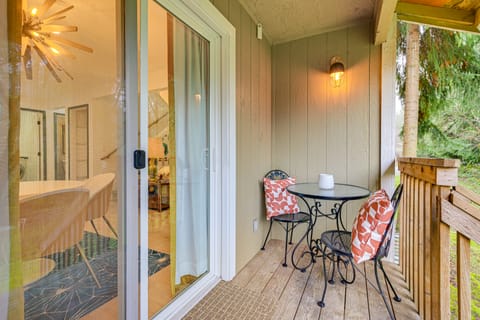 MCM-Inspired Decor & Top Location! Tumwater Duplex Apartment in Tumwater