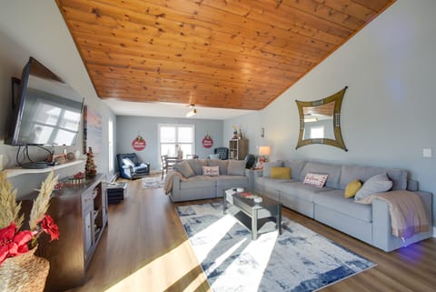 3 Blocks to Lake George Village: Spacious Home! Apartment in Queensbury