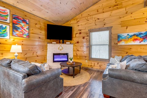 Hot Tub, Games & Pool: Sevierville Family Retreat House in Sevierville