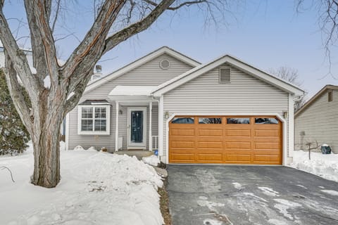 'Castlerea Casa!' Columbus Area Home w/ Yard House in Hilliard