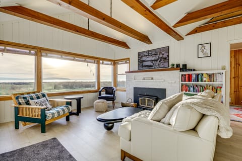 Private 3-Acre Beach! Family Retreat in Freeland House in Whidbey Island