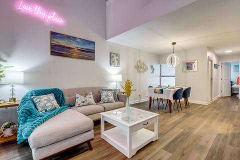 4 Mi to Atlantic Beach: Chic & Trendy Townhouse! Apartment in Jacksonville