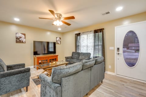 Near Citadel Mall! Extended Getaway 8 Mi to Dtwn House in Stono River