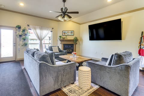 Pool & Hot Tub! Dog-Friendly AwaySis in SE Austin House in Austin