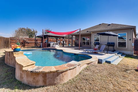 Pool & Hot Tub! Dog-Friendly AwaySis in SE Austin House in Austin