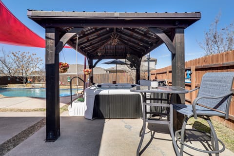 Pool & Hot Tub! Dog-Friendly AwaySis in SE Austin House in Austin