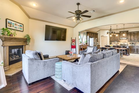 Pool & Hot Tub! Dog-Friendly AwaySis in SE Austin House in Austin