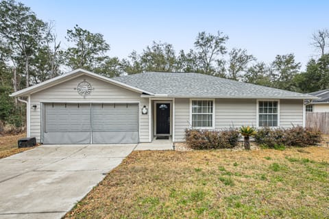 Golf, Paddle & Hike: Cozy Inverness Home w/ Yard House in Florida