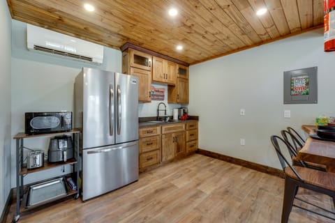 Riverside Galena Hideaway w/ Grills & Picnic Area Apartment in Ozark Mountains