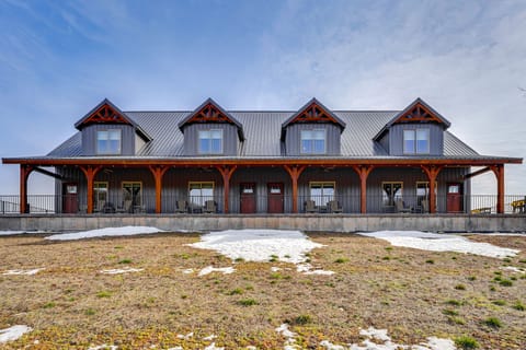 Riverside Galena Loft: Eagle Watching & Water View Apartment in Ozark Mountains