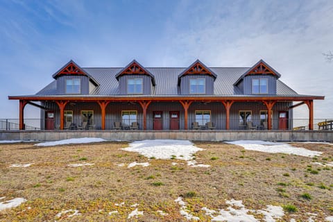 Eagle Viewing & Grill Station: James River Retreat Apartment in Ozark Mountains