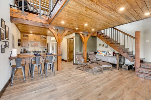 Eagle Viewing & Grill Station: James River Retreat Apartment in Ozark Mountains
