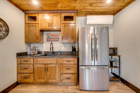 Eagle Viewing & Grill Station: James River Retreat Apartment in Ozark Mountains