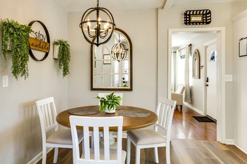 Stay in the Heart of London! Walkable, Modern Home House in Ohio