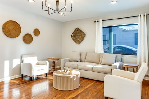 Stay in the Heart of London! Walkable, Modern Home House in Ohio