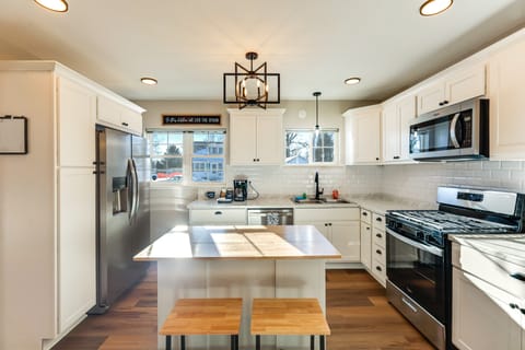 Stay in the Heart of London! Walkable, Modern Home House in Ohio