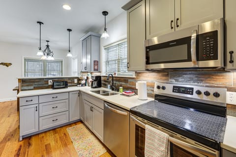 Hot Tub + Blue Ridge Mtn Views: Waynesville Home House in Waynesville