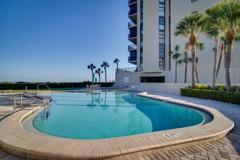 Walk to Sand Key! 11th-Floor Clearwater Beach Gem Apartment in Sand Key
