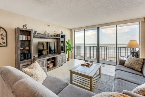 Walk to Sand Key! 11th-Floor Clearwater Beach Gem Apartment in Sand Key