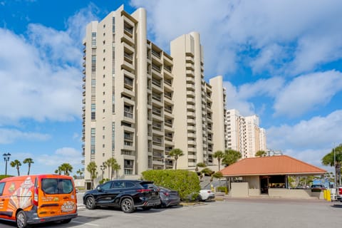 Walk to Sand Key! 11th-Floor Clearwater Beach Gem Apartment in Sand Key