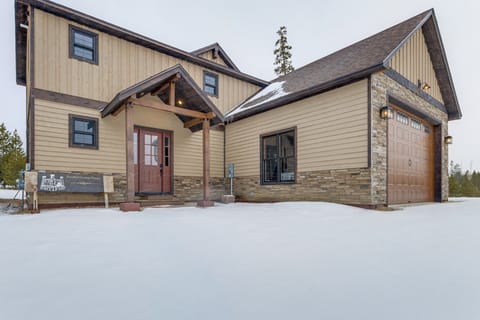 Ride-In/Ride-Out Grand Lake Hub Near Lakes & RMNP House in Rocky Mountain National Park