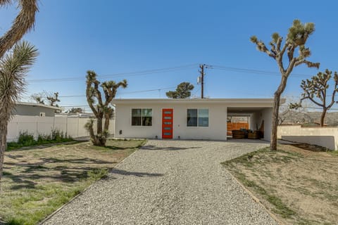 9 Mi to Joshua Tree! Desert Retreat w/ Fire Pit House in Yucca Valley