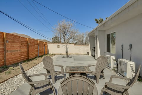 9 Mi to Joshua Tree! Desert Retreat w/ Fire Pit House in Yucca Valley