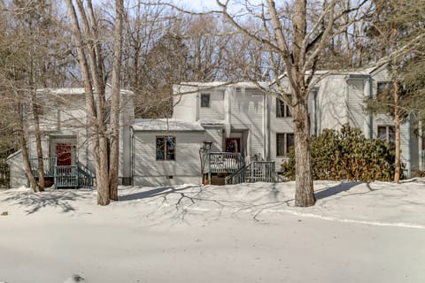 1 Mi to Big Boulder Mountain: Townhome w/ Grill Apartment in Tunkhannock Township